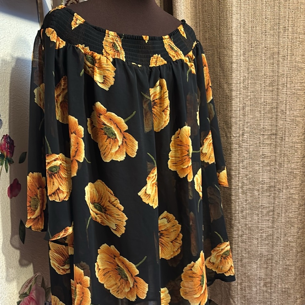 Forever 21 black and golden yellow floral 1/2 sleeve semi-sheer blouse. Size 2X.
